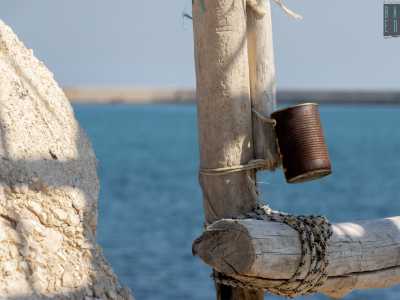 ...e �posacenere� creati riutilizzando alcuni barattoli lasciati in omaggio dal mare